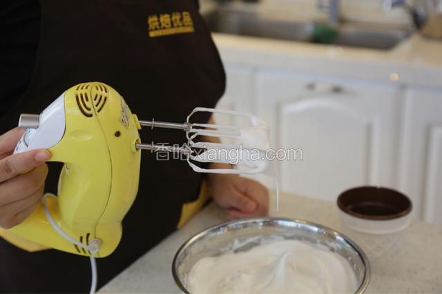 9.打发至出现凤尾状即可。
