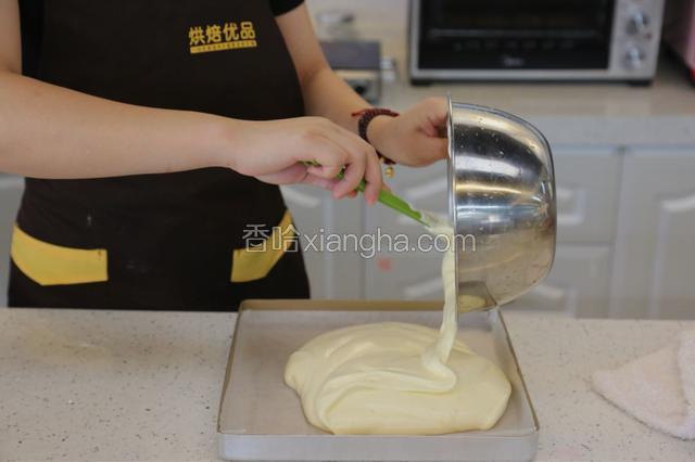 11.将面糊倒入放了油纸的烤盘中
