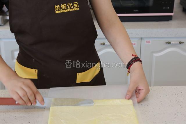 16.在蛋糕卷的边缘用刀先压一下，方便卷蛋糕卷
