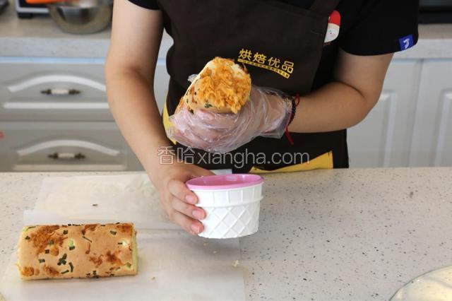 18.在蛋糕卷侧面也涂抹上沙拉酱后蘸上肉松即可。
