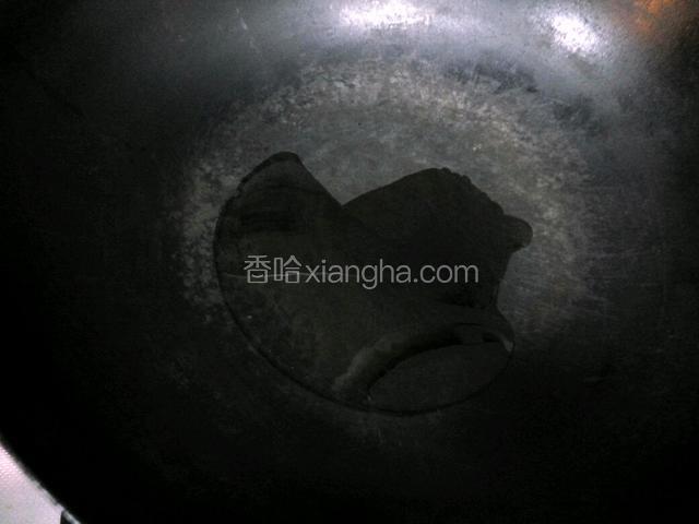 锅里倒入西王玉米胚芽油，热开