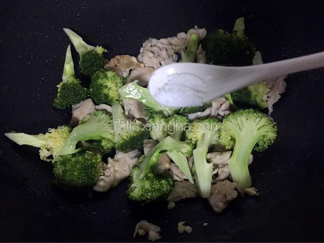 加入适量的盐和鸡精翻炒均匀即可关火
