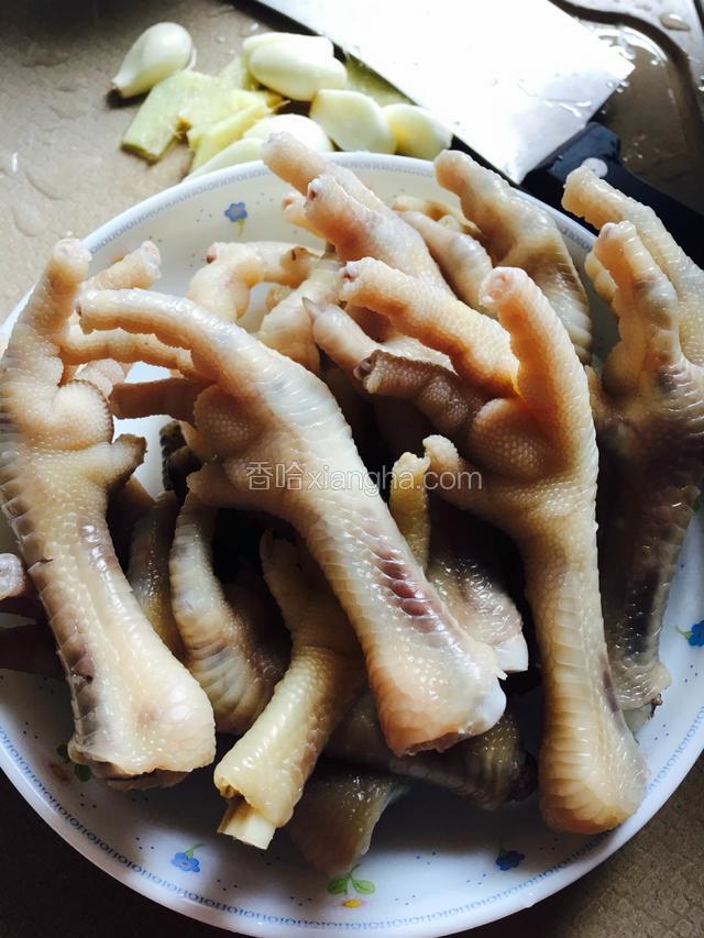 煮出血沫的鸡爪用冰水泡洗干净，冰水能令鸡爪冷缩降温，肉质更爽口，这样焖时就不会皮烂骨未熟。