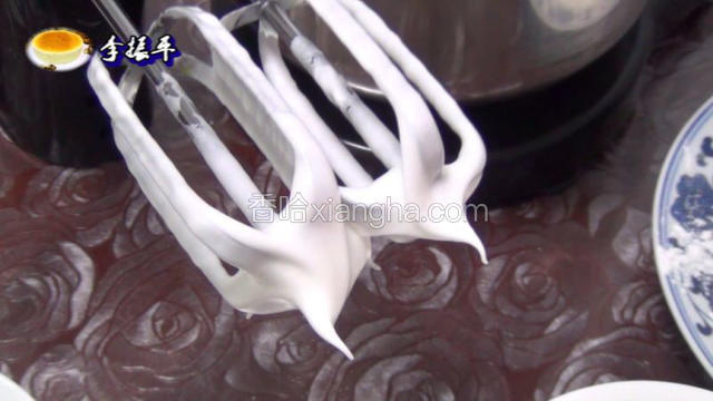 再加剩下的细砂糖二分之一用三档速度搅打60秒！留下的二分之一细砂糖放入蛋黄中！完成后的蛋清应该是很细腻打蛋头上是直立的小尖峰也就是十分发！