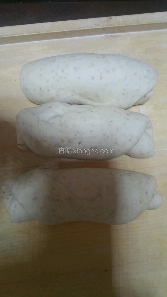面团松弛10分钟后擀成牛舌状卷起