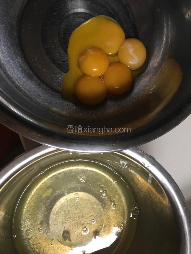 把蛋白和蛋黄分开打入无油无水的盆里