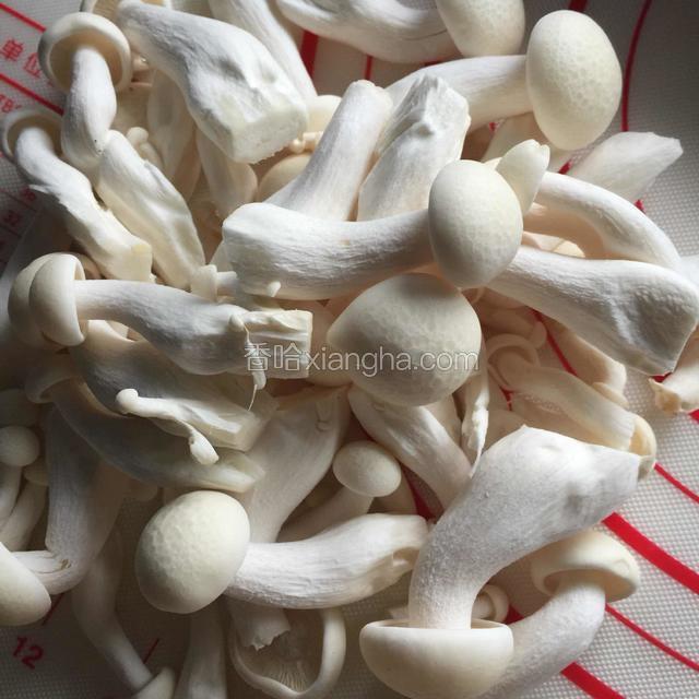 蟹味菇焯水后捞出备用