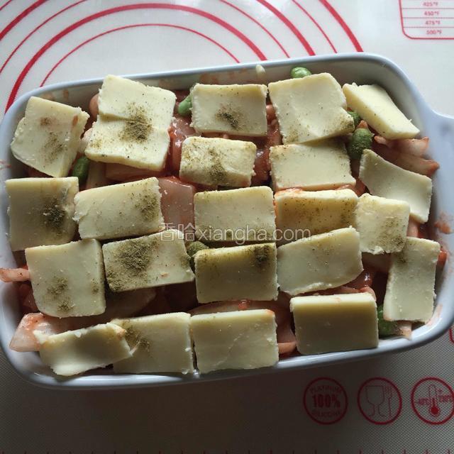 铺上芝士片，在上面撒上一点披萨草粉