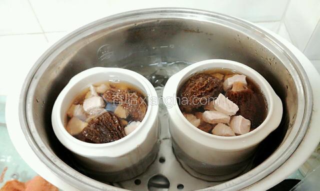 把全部材料和肉一起放进炖盅加两碗清水～