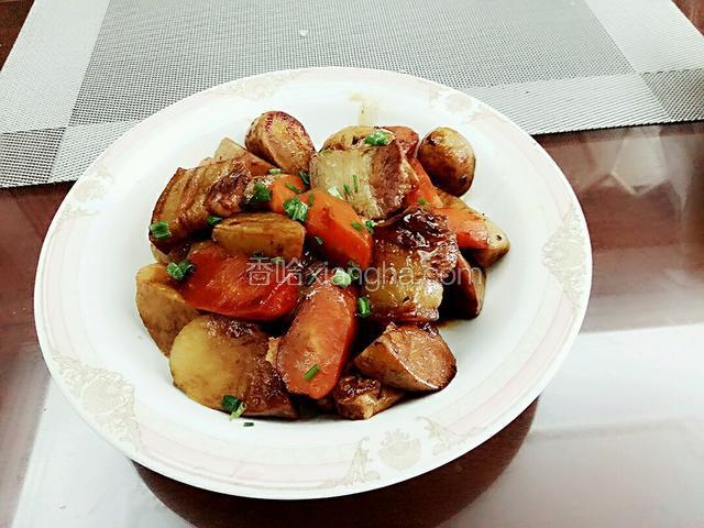 胡萝卜芋艿烧五花肉