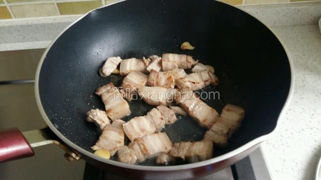 起油锅六成热下五花肉、生姜、八角、桂皮，将肉煸至两面稍黄色。加入生抽、老抽、清水煮沸十分钟。