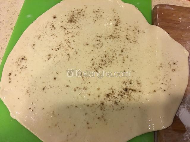 两个面片分别撒上适量的椒盐。