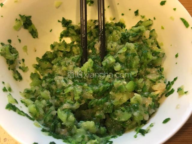 把剁成末的青菜放入肉馅里搅拌均匀。