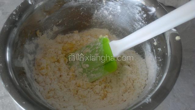 倒入面粉，用刮刀翻拌均匀