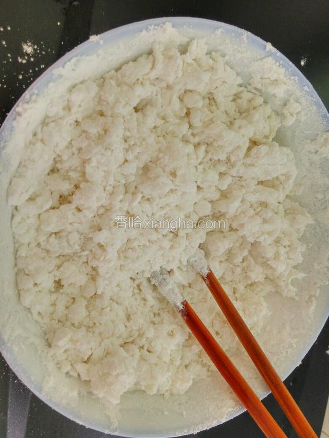 缓缓加入开水，边用筷子搅成絮状