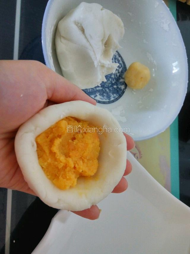 揪三分之一的白面团，捏开，包入红薯泥