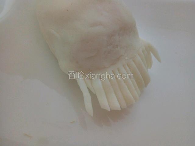 后面捏扁用剪刀剪成条，然后放一边备用