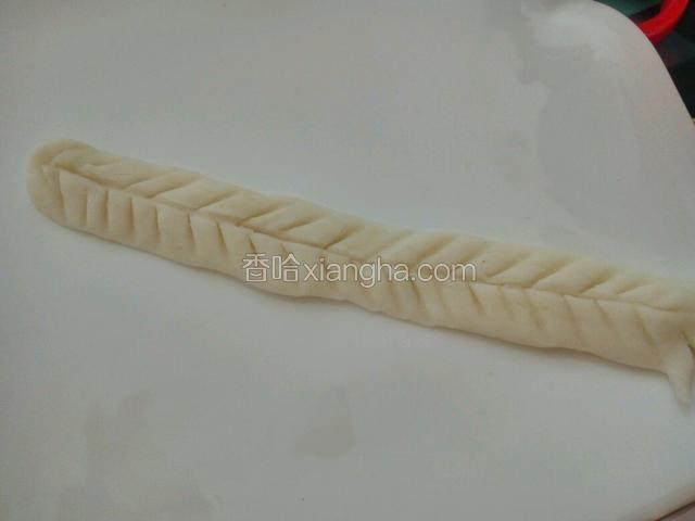 用牙签压出纹路