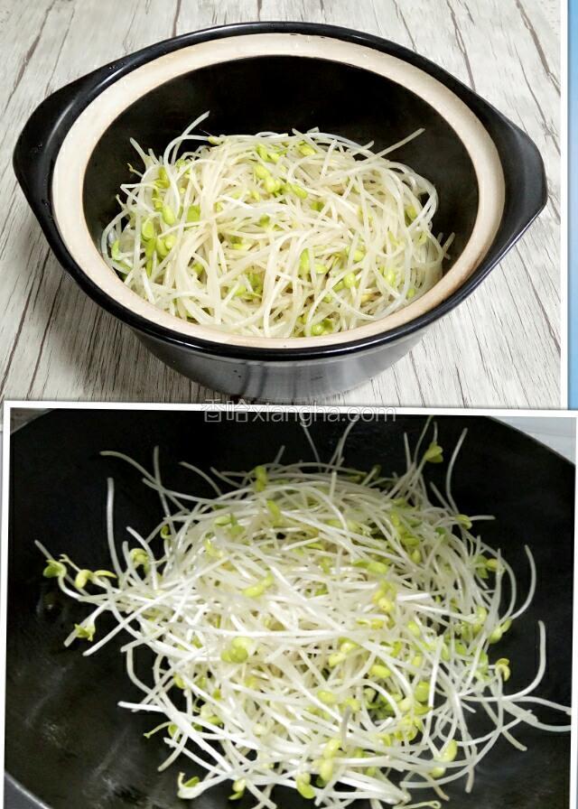 炒锅烧热放入豆芽炒段生放入少许的盐，起锅装入砂锅底部。等一会鸡块放砂锅上面。

