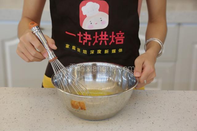 2.将四个鸡蛋蛋清蛋黄分离，打散四个蛋黄加一个全蛋，搅拌均匀
