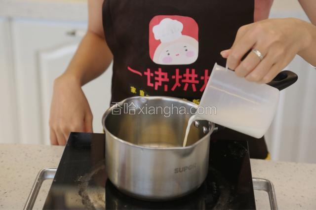 3.将牛奶和色拉油倒入奶锅中
