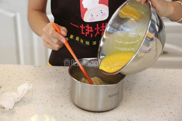 5.搅拌均匀后，分次加入鸡蛋液，搅拌均匀。

