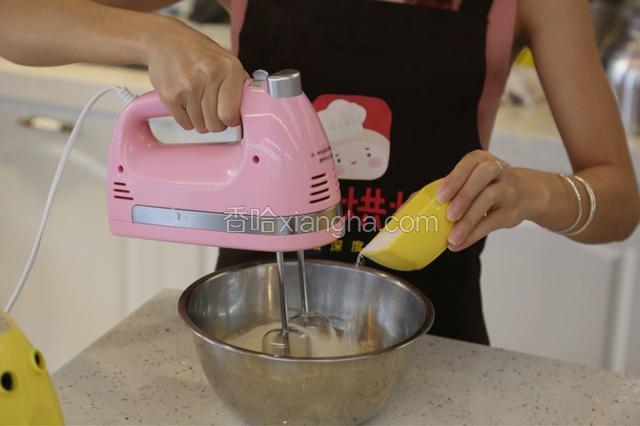 7.打发蛋白，分三次加入细砂糖
