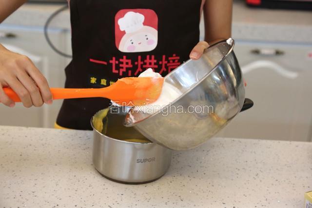 9.将三分之一的蛋白加入面糊中，翻拌均匀
