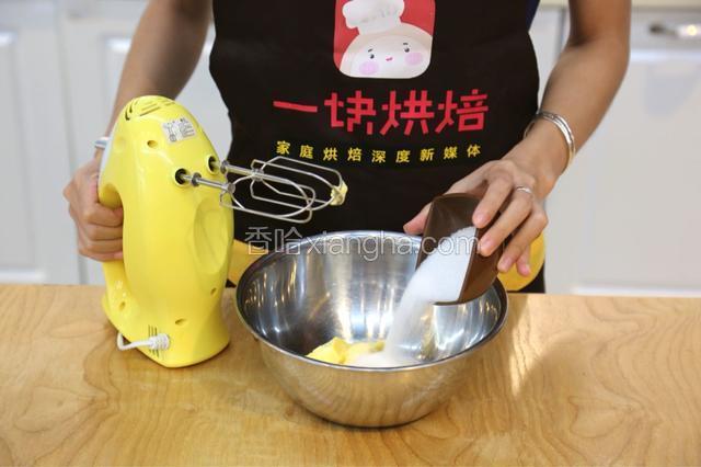3.将黄油软化好，加入细砂糖，用打蛋器打发至颜色变浅
