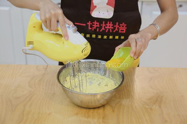 5.分三次加入蛋黄，每次加入蛋黄都打发至均匀状态再加蛋黄

