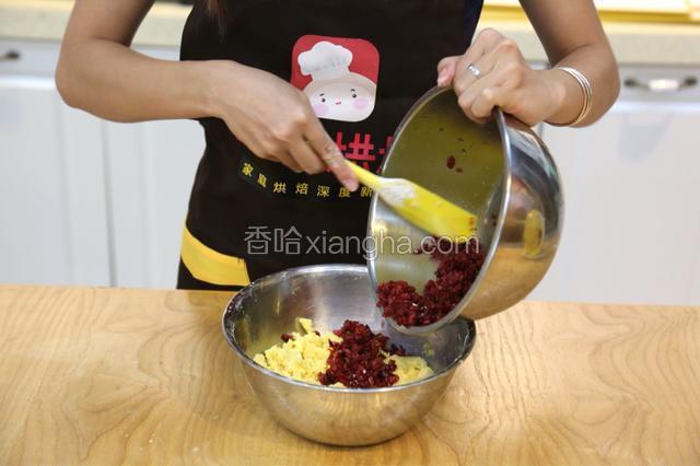 7.加入切碎的蔓越莓干，用手揉均匀。
