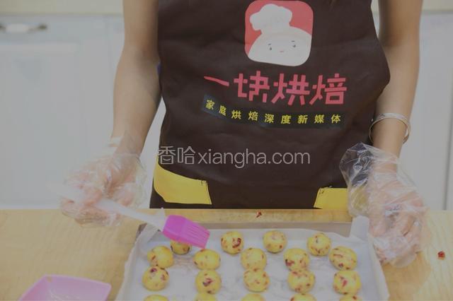 10.在表面刷上一层蛋黄水，放入预热好170度的烤箱，烤18分钟左右，烤制表面金黄，既可以拿出来凉透了。
