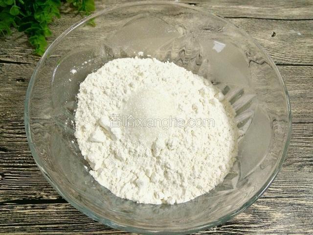白糖放到面粉中搅拌均匀（放少量白糖花卷包子会更松软）