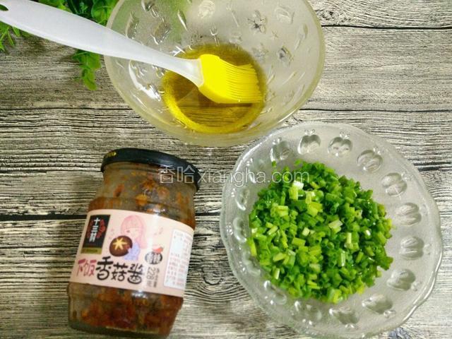 准备适量玉米油，葱花，还有香辣酱（自己喜欢的酱都可以）