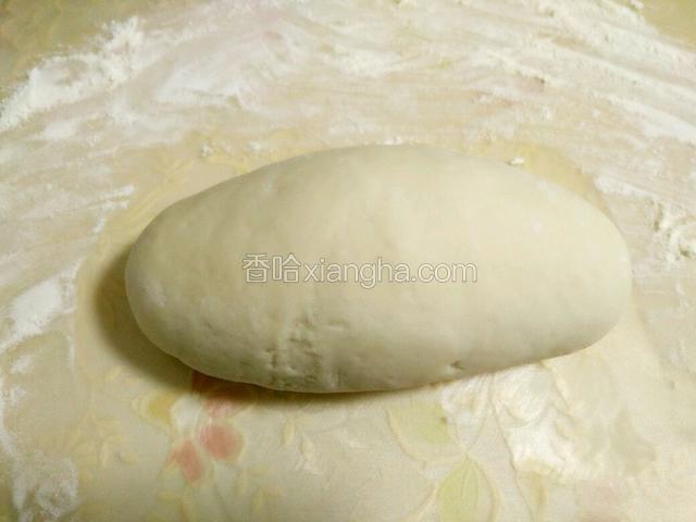 案板上撒点面粉，把面团揉匀排气（多揉几分钟）