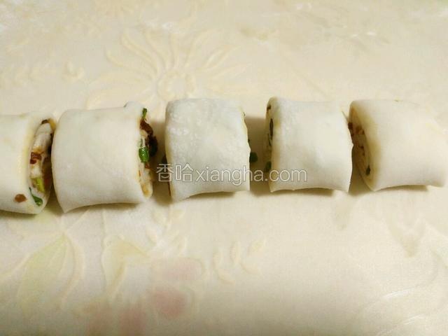 用刀切成大小差不多的坯子