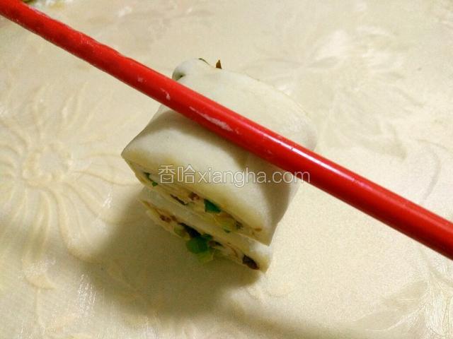 两个重叠在一起，需要用到一根筷子