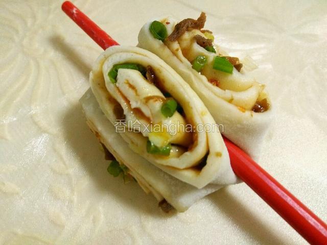 筷子在中间位置轻轻压下去