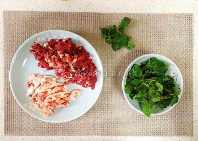牛肉切片（肥瘦分开）、薄荷清洗好。