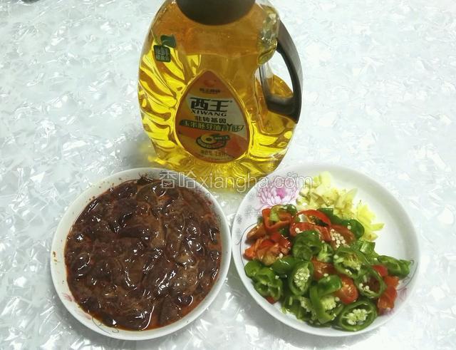 猪肝洗净切片，加入生抽、椒盐粉、适量盐、玉米淀粉拌匀腌制半小时。青红辣椒切圈，姜切丝蒜切块。