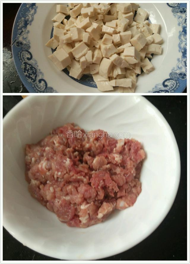 豆腐切小丁，肉切碎。