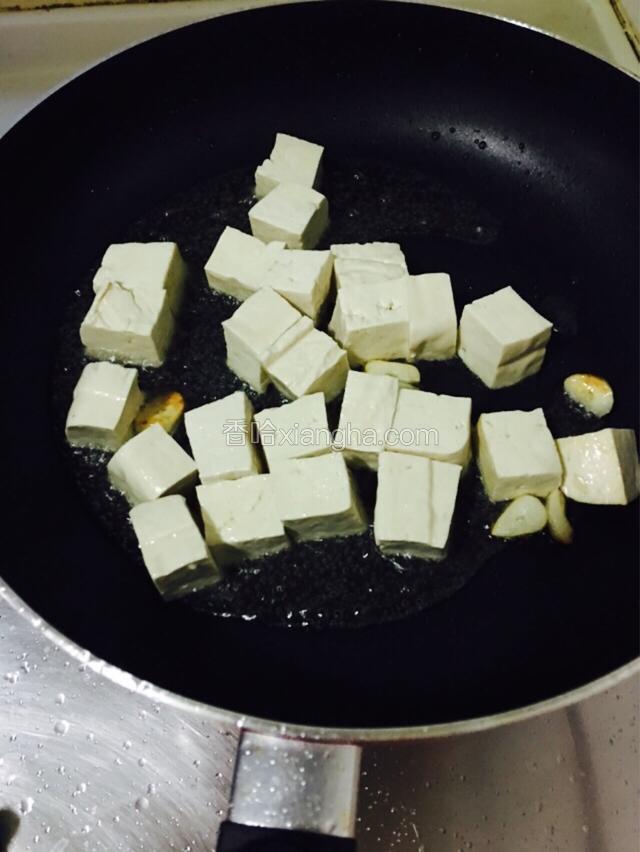 放入豆腐慢慢煎