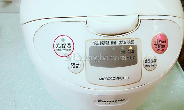 将焯过的猪手和姜放电饭锅里，再加上适量清水，按下两小时建慢慢熬制～