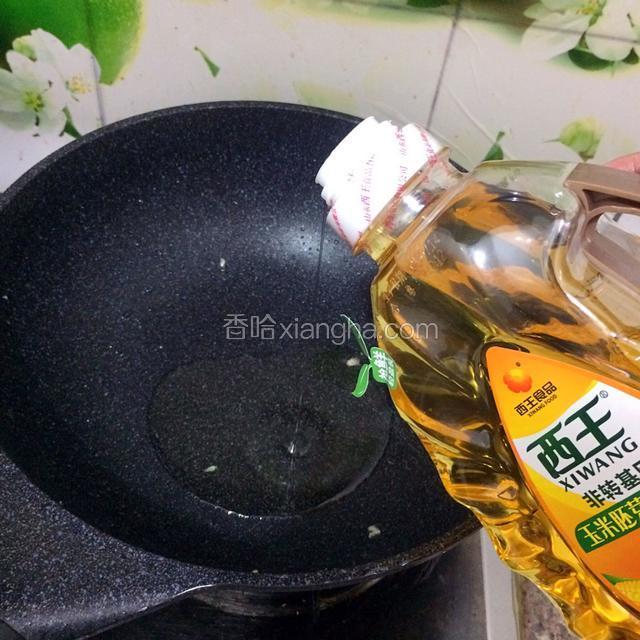 炒好鸡蛋的锅再倒入适量西王玉米胚芽油烧热。
