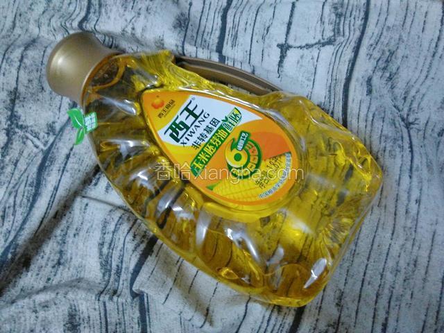这次厚蛋烧用了西王玉米胚芽油鲜胚油制作，这款油采用当季新鲜的玉米胚芽为原料，不添加任何添加剂，富含植物甾醇和维生素E，植物甾醇含量是普通玉米油的1.15倍。同时还富含亚油酸，亚油酸是人体必需的但自身又不能合成的一种物质，具有降低人体胆固醇、降血压、软化血管、预防和改善动脉硬化等作用。用这款油做出的厚蛋烧相对于其他的油没有那么油腻，除了厚蛋烧本身的蛋香味，还有一股淡淡的清香，显得很清爽，感觉厚蛋烧都更好吃了呢。