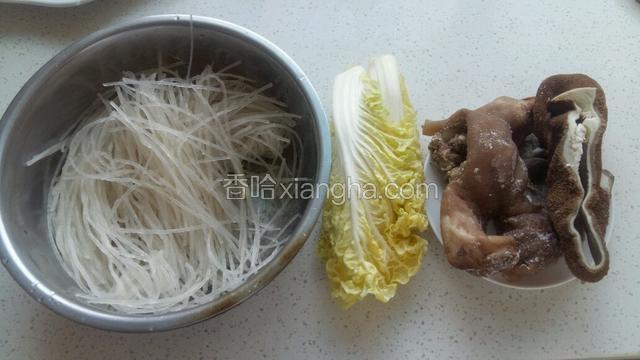 准备食材。粉条提前一晚用凉水泡着。（羊头肚是买来熟的）