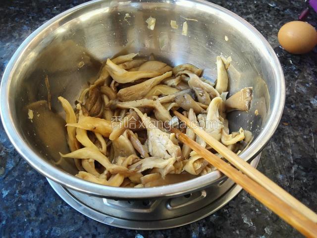 加入生抽，鸡精，盐，十三香，半碗面粉，打入一个鸡蛋，搅拌均匀