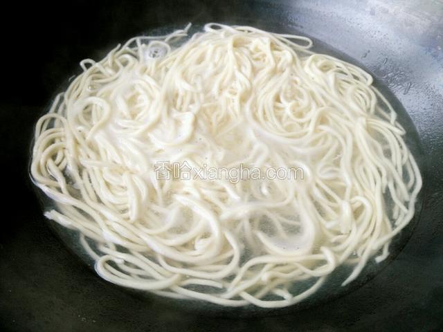 水开把面条下锅。