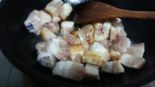 将肉放入翻炒