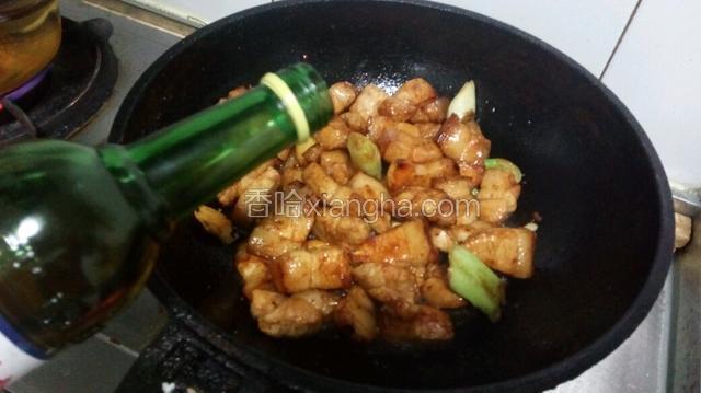 加入料酒翻炒